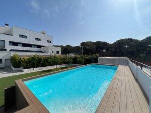 With 99 m² of built area, the property has 2 bedrooms and 2 bathrooms, ideal for families or those seeking space and comfort., Gava mar, Gavà, photo 1